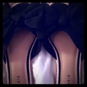 Torrid bow sandal flat size 10 W NWT